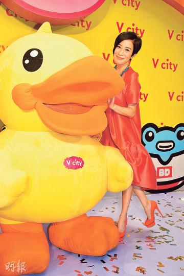 佘詩曼化身紅衣女郎出席活動,與卡通鴨仔開心合照。(攝影:梁迺楠) 佘詩曼化身紅衣女郎出席活動,與卡通鴨仔開心合照。(攝影:梁迺楠)