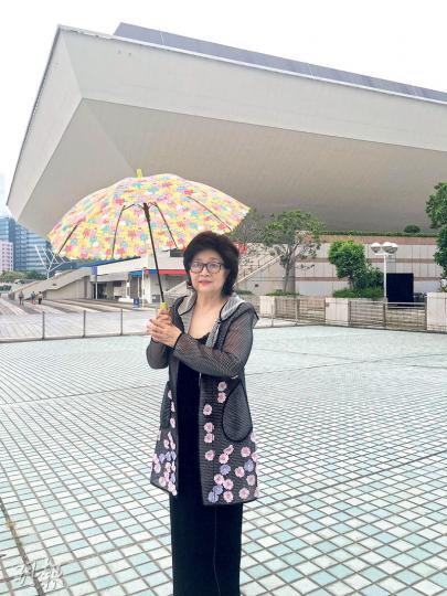 小鳳姐昨午特別冒雨撐傘在紅館場外拍攝短片,親自向歌迷交代安排。(攝影:娛樂組) 小鳳姐昨午特別冒雨撐傘在紅館場外拍攝短片,親自向歌迷交代安排。(攝影:娛樂組)