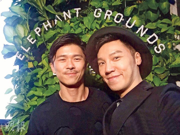 王賢誌(右)與Kevin(左)相戀8年,前日在雙方家人見證下結婚。(微博圖片)王賢誌昨日貼上鮮花圍住「VINCI KEVIN」字樣的照片。(微博圖片)岑杏賢(中)與男友袁偉豪(左)早前在溫哥華遇上王賢誌(右),並一起吃飯。(微博圖片)王賢誌上載在泳池邊獲Kevin餵食的照片。(微博圖片) 王賢誌(右)與Kevin(左)相戀8年,前日在雙方家人見證下結婚。(微博圖片)王賢誌昨日貼上鮮花圍住「VINCI KEVIN」字樣的照片。(微博圖片)岑杏賢(中)與男友袁偉豪(左)早前在溫哥華遇上王賢誌(右),並一起吃飯。(微博圖片)王賢誌上載在泳池邊獲Kevin餵食的照片。(微博圖片)