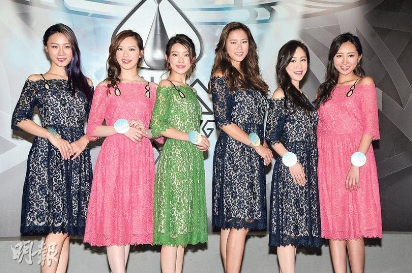 代蓮曦丹美(左起)、馮盈盈、何瑩瑩、劉穎鏇、魏韵芝及黃鍶雅四出拉票,希望成為港姐最後十強。(攝影:孫華中) 代蓮曦丹美(左起)、馮盈盈、何瑩瑩、劉穎鏇、魏韵芝及黃鍶雅四出拉票,希望成為港姐最後十強。(攝影:孫華中)