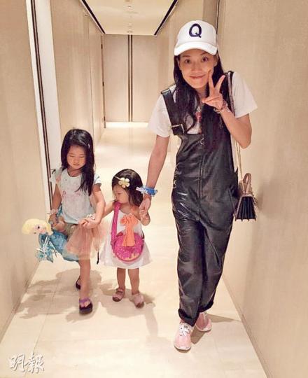 舒淇幫林熙蕾湊兩女兒,盡顯母愛。(微博圖片) 舒淇幫林熙蕾湊兩女兒,盡顯母愛。(微博圖片)