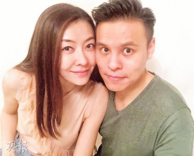 熊黛林與未婚夫郭可頌臉貼臉合照，幸福滿瀉。（微博圖片）