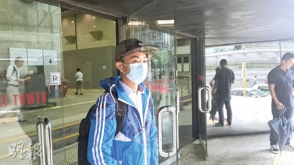 次被告顧家豪(圖)昨到庭應訊。首被告鄭永健指出,顧收錢後「不受控制」,不願聽電話及見面,「好似過咗海就神仙」。(鄧力行攝)第三被告陳建隆(圖)昨到庭應訊。首被告鄭永健昨提及,與「全民自發」成員飯聚其間曾與陳離座吸煙,陳表示有九龍城地區網絡,若出選將有很多人支持。(鄧力行攝) 次被告顧家豪(圖)昨到庭應訊。首被告鄭永健指出,顧收錢後「不受控制」,不願聽電話及見面,「好似過咗海就神仙」。(鄧力行攝)第三被告陳建隆(圖)昨到庭應訊。首被告鄭永健昨提及,與「全民自發」成員飯聚其間曾與陳離座吸煙,陳表示有九龍城地區網絡,若出選將有很多人支持。(鄧力行攝)