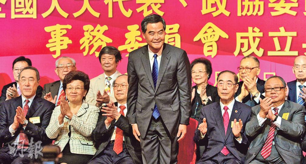 特首梁振英(站立者)昨出席「香港友好協進會」活動時致辭,強調香港居民為了國家和自身利益,有必要維護國家主權、領土完整和國家安全。前排左一及左二為全國政協常委唐英年及中聯辦副主任殷曉靜。唐英年認為,港獨是「偽議題」。(鄧宗弘攝) 特首梁振英(站立者)昨出席「香港友好協進會」活動時致辭,強調香港居民為了國家和自身利益,有必要維護國家主權、領土完整和國家安全。前排左一及左二為全國政協常委唐英年及中聯辦副主任殷曉靜。唐英年認為,港獨是「偽議題」。(鄧宗弘攝)