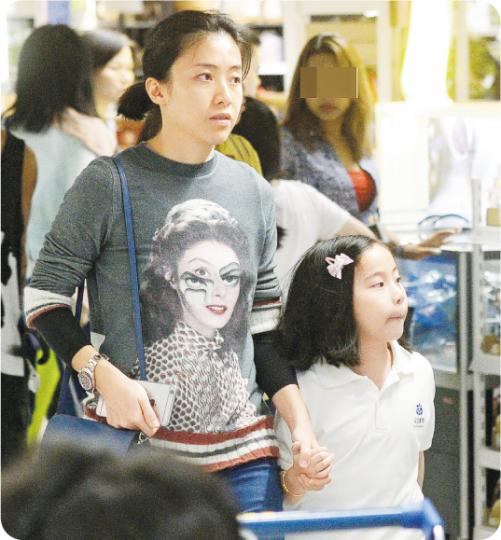 甘比與小秀樺兩母女行街濕平收穫豐。(攝影鎅O者:劉永銳)昨日下雨天,保鑣擔遮護甘比兩母女上車。(攝影鎅O者:劉永銳) 甘比與小秀樺兩母女行街濕平收穫豐。(攝影鎅O者:劉永銳)昨日下雨天,保鑣擔遮護甘比兩母女上車。(攝影鎅O者:劉永銳)