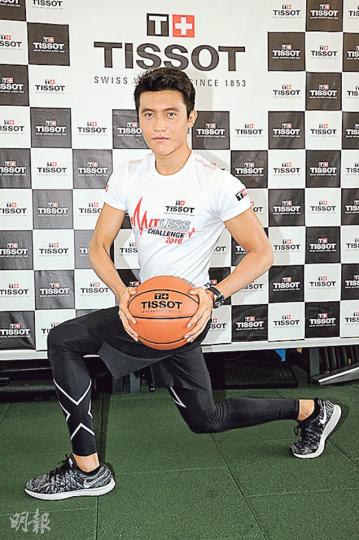 剛滿18歲的馬在驤首次隻身出席品牌活動,高大健碩的他即場示範健身動作。(攝影﹕鍾偉茵) 剛滿18歲的馬在驤首次隻身出席品牌活動,高大健碩的他即場示範健身動作。(攝影﹕鍾偉茵)