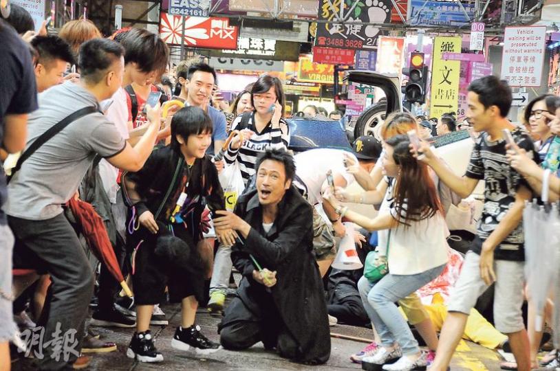 吳鎮宇七情上面指導,Feynman認真聽從指示。(攝影鎅O者﹕鍾偉茵)Feynman與爸爸吳鎮宇齊齊踎地又趴地投入演出。(攝影鎅O者﹕鍾偉茵)Feynman客串爸爸吳鎮宇的電影,工作人員護送他到場。(攝影鎅O者﹕鍾偉茵)張達明前來探班,笑言吳鎮宇開戲不收錢都拍。(攝影鎅O者﹕鍾偉茵)吳鎮宇在旺角鬧市拍新片,吸引過百途人圍觀及幫手做臨記。(攝影鎅O者﹕鍾偉茵) 吳鎮宇七情上面指導,Feynman認真聽從指示。(攝影鎅O者﹕鍾偉茵)Feynman與爸爸吳鎮宇齊齊踎地又趴地投入演出。(攝影鎅O者﹕鍾偉茵)Feynman客串爸爸吳鎮宇的電影,工作人員護送他到場。(攝影鎅O者﹕鍾偉茵)張達明前來探班,笑言吳鎮宇開戲不收錢都拍。(攝影鎅O者﹕鍾偉茵)吳鎮宇在旺角鬧市拍新片,吸引過百途人圍觀及幫手做臨記。(攝影鎅O者﹕鍾偉茵)