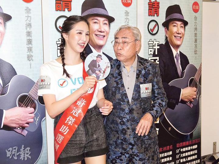 林建名嘟嘴作狀親親何傲兒。(攝影鎅O者﹕楊安莉)何傲兒尷尬地以飛吻代替獻吻。(攝影鎅O者﹕楊安莉) 林建名嘟嘴作狀親親何傲兒。(攝影鎅O者﹕楊安莉)何傲兒尷尬地以飛吻代替獻吻。(攝影鎅O者﹕楊安莉)