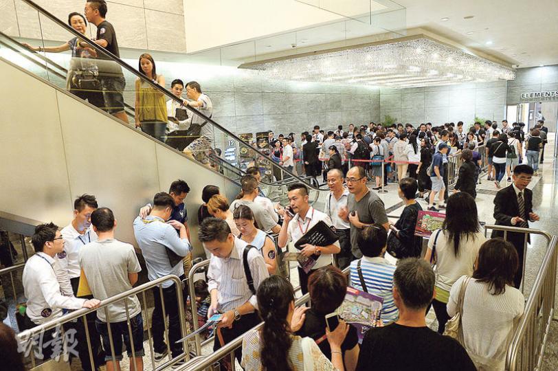 昨日為元朗Grand YOHO開放示範單位後首個周末，售樓處外長期聚集數百睇樓客，消息指，該盤於過去3日累收約7600票，超額約32倍。 （鍾林枝攝）