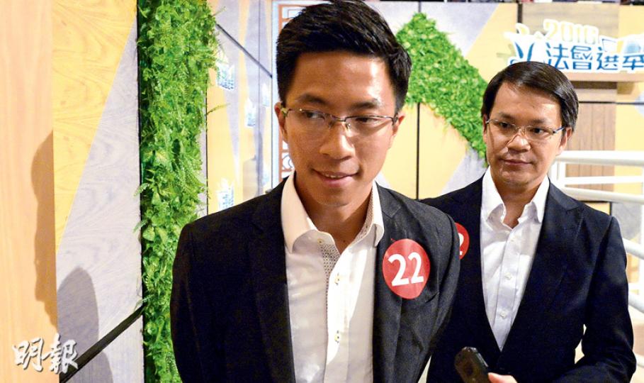 參選新界東立法會選舉的陳克勤（右）團隊中排名第8的侯漢碩（左）被指出售丁權。本報昨日向侯及陳查詢，陳回應稱，若侯違法，相信當日法官會移交執法機關處理。侯則先稱無補充，後澄清不涉及套丁，他並未收錢賣丁，又指法庭判其勝訴，事件現交由律師處理。（明報記者攝）陳克勤團隊成員侯漢碩被指賣丁，該座於上水坑頭的丁屋於2010年完工。現場所見，門外空地有磚頭砌起矮牆，地下及一樓現時仍丟空，欄杆掛有招租橫額。（明報記者攝）