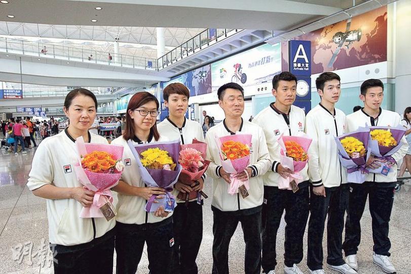 香港乒乓代表團戰畢奧運，經歷30小時機程終返抵香港，總教練陳江華（右四）滿意整體發揮。圖為黃鎮廷（右起）、何鈞傑、唐鵬、陳江華、杜凱琹、李皓晴、帖雅娜。（李紹昌攝）