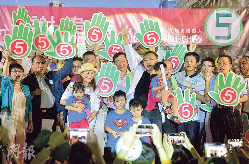 上屆「末席入局」的立法會議員謝偉俊（抱童男子）今屆競逐連任。他昨與白韻琹（戴帽者）一起出席造勢大會，並獲大批九龍東區議員及社團代表為他站台。（鄧宗弘攝）事隔4年，熱血公民黃洋達（圖）昨重回同一地點，在坪石邨舉行造勢大會。他說，今屆選舉難度和壓力都更大，但自言勝算亦更大。（鍾林枝攝）