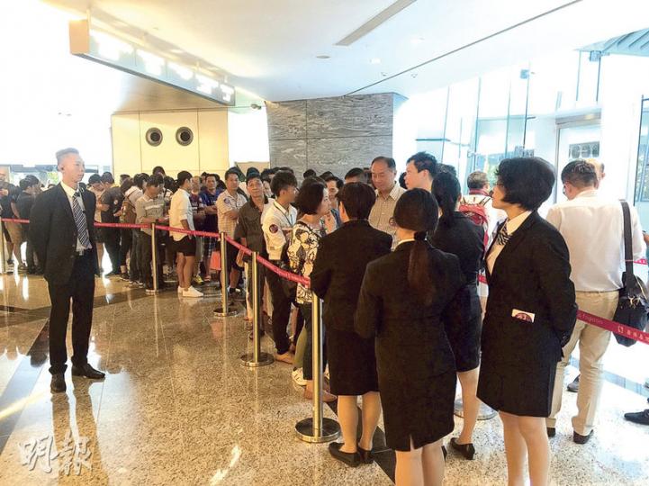 新地今年重頭戲元朗Grand YOHO 4天累收逾萬票,樓盤位於環球貿易廣場的展銷廳樓下,有不少市民排隊等候參觀示範單位,當中不少為一家多口的家庭客。(方可兒攝) 新地今年重頭戲元朗Grand YOHO 4天累收逾萬票,樓盤位於環球貿易廣場的展銷廳樓下,有不少市民排隊等候參觀示範單位,當中不少為一家多口的家庭客。(方可兒攝)