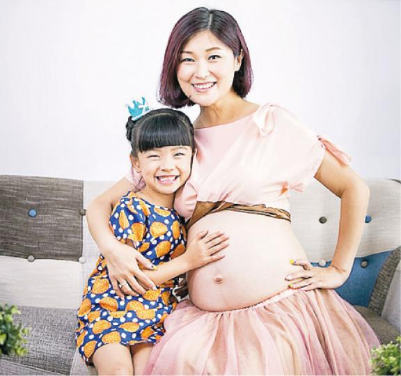 陳琪與囡囡露出一致的笑容,溫馨幸福。(微博圖片)胡諾言與老婆陳琪有兩個女兒,還有快將出世的囝囝,組5口之家。(微博圖片) 陳琪與囡囡露出一致的笑容,溫馨幸福。(微博圖片)胡諾言與老婆陳琪有兩個女兒,還有快將出世的囝囝,組5口之家。(微博圖片)
