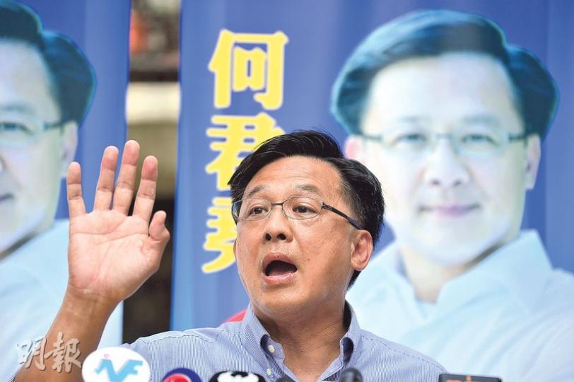 捲入周永勤棄選風波的新界西獨立候選人何君堯召開記者會回應事件，重申周棄選絕對與他無關。何促周永勤原原本本講解清楚，「免得我都是受害者」。（鄧宗弘攝）自由黨榮譽主席田北俊（左起）、周梁淑怡和劉健儀昨日開記者會，回應周永勤棄選一事。田北俊和周太前晚分別與周通電話，了解棄選原因，但指周拒絕透露具體詳情，也拒絕與自由黨高層見面。（李紹昌攝）