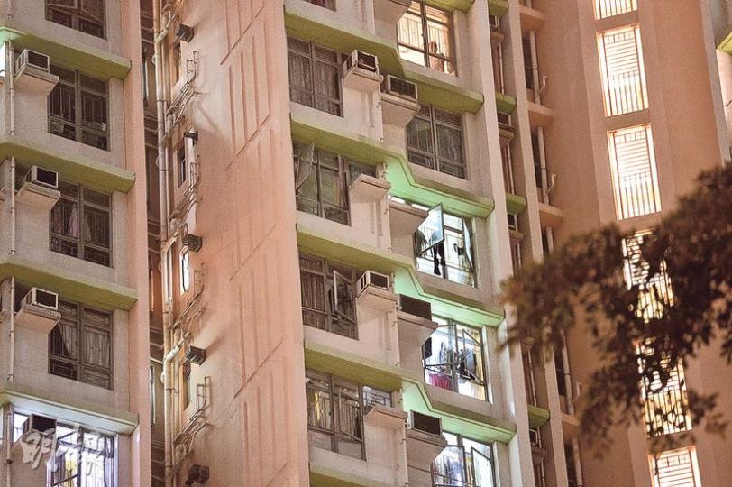 58歲陳姓男疑犯昨午被押返天水圍天華邨華萃樓17樓住所蒐證時，突從窗戶躍下死亡。（鄧宗弘攝）事發後大批警員封鎖現場，死者男親友（圖）協助調查。（鄧宗弘攝）