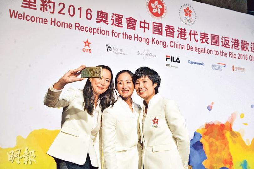李嘉文（左起）、李婉賢和葉姵延同為征奧戰友，感情深厚，在四年一度的奧運代表團歡迎儀式亦把握時間自拍留念。（黃頴恩攝）