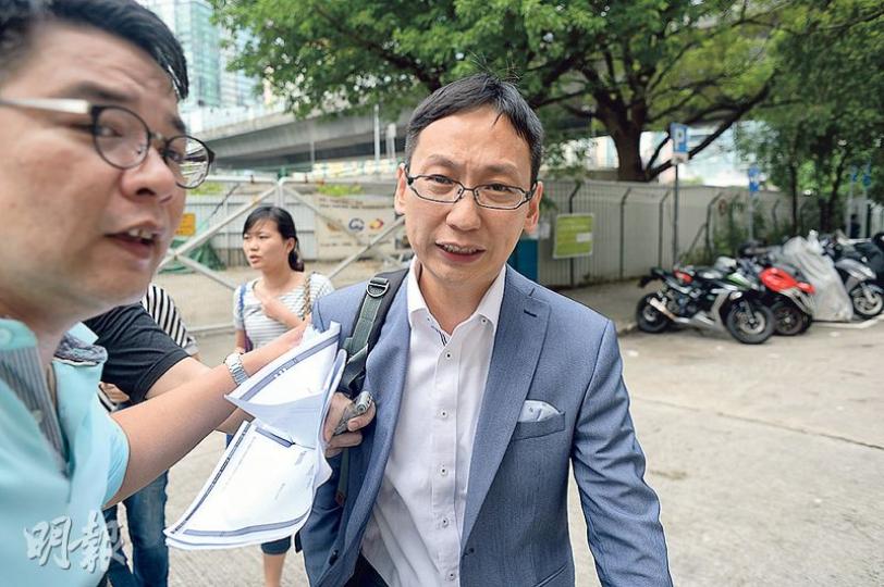 民建聯九龍東立法會候選人柯創盛（右）昨出席選舉論壇前，指完成論壇後才會回應自己學歷問題，其身旁綠衣者一度阻止記者採訪。（鍾林枝攝）