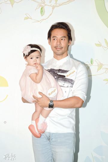 徐榮抱着10個月大的「包包」出席活動,一身粉紅打扮的「包包」咬着手指萌爆。(攝影﹕梁迺楠)洪欣兩歲半的囡囡晞彤面對記者拍照顯得怕醜。(攝影﹕梁迺楠)周汶錡大讚同場「包包」可愛,自己也想追個女。(攝影﹕梁迺楠)周汶錡囝囝Jacques開始學行。(微博圖片) 徐榮抱着10個月大的「包包」出席活動,一身粉紅打扮的「包包」咬着手指萌爆。(攝影﹕梁迺楠)洪欣兩歲半的囡囡晞彤面對記者拍照顯得怕醜。(攝影﹕梁迺楠)周汶錡大讚同場「包包」可愛,自己也想追個女。(攝影﹕梁迺楠)周汶錡囝囝Jacques開始學行。(微博圖片)