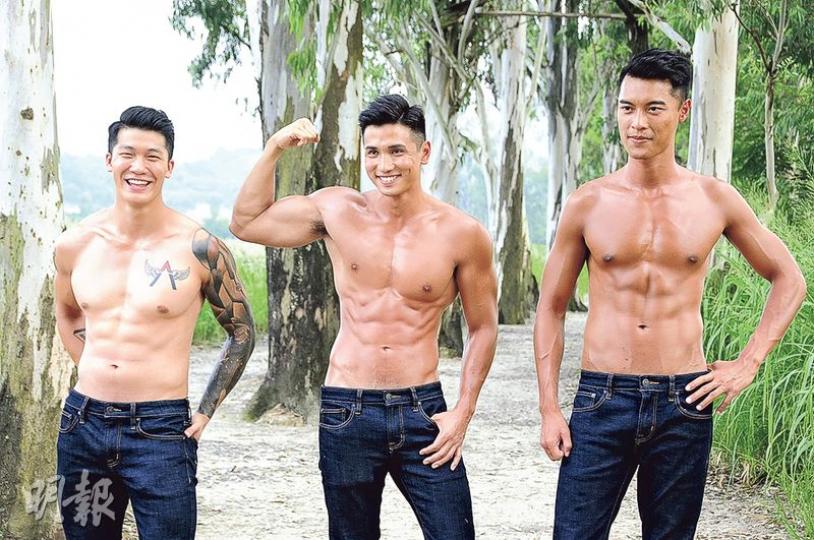 麥凱程(左起)、梁裕恆及黎振燁在南生圍爆肌餵蚊。(攝影﹕鍾偉茵) 麥凱程(左起)、梁裕恆及黎振燁在南生圍爆肌餵蚊。(攝影﹕鍾偉茵)