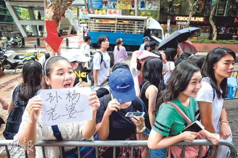 來自東莞的孫楊支持者陳小姐，前晚從內地來港，向昨到港的運動員「追星」。她原打算昨早在機場接機，但結果落空，隨即趕往酒店，並在鐵馬外手持寫有「孫楊老婆」的白紙，頭戴紅箭嘴頭飾，盼能見孫楊一面，吸引其目光。（鍾林枝攝）在歡迎晚宴上，霍啟剛成為「集郵」對象，義工一見他出現，即熱烈擁抱及要求合照，霍啟剛亦來者不拒，並向在場人士豎拇指，氣氛一片歡樂。（林俊源攝）孫楊昨晚提早離開歡迎晚宴，約兩小時後現身酒店，原本穿著的黃色西裝已換成T恤，他說離隊是為了與父母共膳。（伍浦鋒攝）居於荔枝角的中三學生楊小姐昨到酒