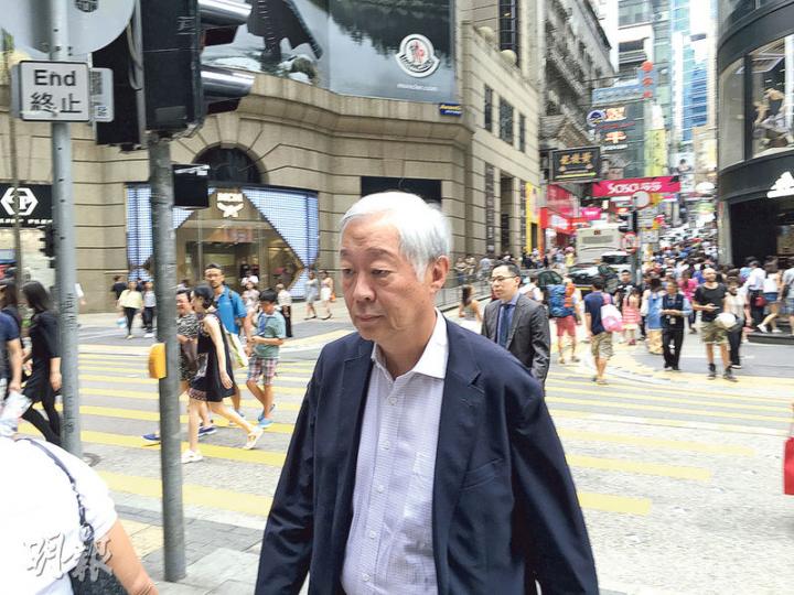 耳鼻喉科專科醫生李國祥（圖）被指拒絕替愛滋病帶菌者做手術，遭對方入稟區院指控違反《殘疾歧視條例》。他昨於中環診所外表示感到「非常無奈」，又指該病人隱瞞病歷在先，令他無法評估手術風險。（黃建邦攝）