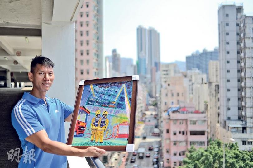 當了21年消防員的蔡君儀表示，希望畫作令人多年後仍記得兩名殉職消防員犧牲的精神，手中所持畫作名為《消防員的畫》，拍賣所得會全部捐助殉職同袍的家屬。 （鄧宗弘攝）蔡君儀即席畫畫，一棵茂盛大樹豎立在橙黃色天空下，是日出還是日落？他認為「好多事情都是看心態」。（鄧宗弘攝）