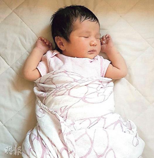 「乖乖」出世重7磅5安士,鼻高、小嘴、頭髮濃密,是美人胚子。(微博圖片) 「乖乖」出世重7磅5安士,鼻高、小嘴、頭髮濃密,是美人胚子。(微博圖片)