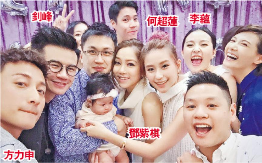 李蘊前晚為囡囡舉行百日宴,鄧紫棋、何超蓮、方力申及釗峰等到賀。(微博圖片)鄧紫棋對契女晞晞愛不釋手。(微博圖片) 李蘊前晚為囡囡舉行百日宴,鄧紫棋、何超蓮、方力申及釗峰等到賀。(微博圖片)鄧紫棋對契女晞晞愛不釋手。(微博圖片)