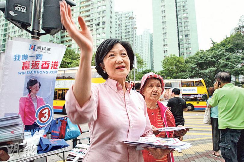 新民黨葉劉淑儀(圖)昨到小西灣派選舉傳單,部分市民表明會投票給她,葉太則提醒對方要「全家支持我」,她說民調有水分,擔心支持者會認為她夠票而不投票。(林俊源攝) 新民黨葉劉淑儀(圖)昨到小西灣派選舉傳單,部分市民表明會投票給她,葉太則提醒對方要「全家支持我」,她說民調有水分,擔心支持者會認為她夠票而不投票。(林俊源攝)