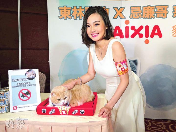 貓癡李蘊親親忌廉哥。(攝影鎅O者:林蘊兒) 貓癡李蘊親親忌廉哥。(攝影鎅O者:林蘊兒)