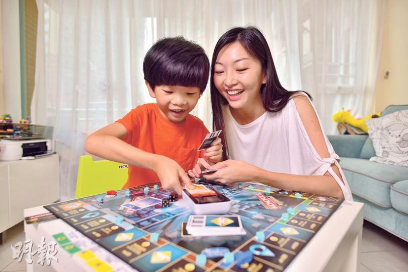 戲有益﹕玩出專注力 （馮凱鍵攝）5招培養專注力﹕啤牌接龍有助訓練小朋友的持久性專注力。玩法﹕先吩咐孩子把不同圖案的啤牌逐一分類，然後每組圖案的啤牌再按數字由小至大排列。（黃志東攝）5招培養專注力﹕簡單如砌積木，亦有助提升小朋友的交替性專注力。玩法﹕先吩咐孩子按次序疊起三種顏色的積木，例如紅、黃、藍，當孩子專心砌了這個組合幾次後，便要突然要求調動顏色的次序，例如黃、紅、藍，甚至加插多一種顏色。如是者砌幾次之後，又轉回起初的組合，即紅、黃、藍。（黃志東攝）5招培養專注力﹕希望孩子能一心幾用？那麼，分
