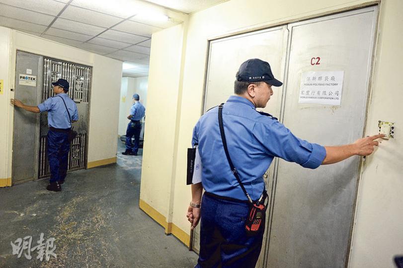 5名消防員昨到被新納入取締名單的觀塘美亞工業大廈巡查。消防稱是次行動只是不定時的普通巡查，又說由於巡查期間發現有卡板阻塞通道，於是逐戶敲門查問卡板屬誰。（鍾林枝攝）長沙灣好運工業中心8樓一間影樓，昨被地政處貼上警告信，要求負責人在14天內、即9月13日或之前糾正違契用途。記者向負責人查詢地政處貼信前有否巡視單位，負責人稱不方便回應。於附近單位工作的職員則說，影樓一兩星期前才拆走門外裝飾。（鍾林枝攝）