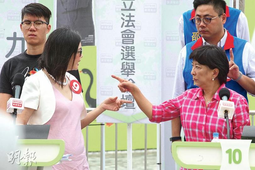 上屆成為九龍西「票王」的民建聯蔣麗芸（紅衣，右），今屆依然氣勢強勁，在民調中支持度高企，預料很大機會連任。昨日在選舉論壇上，蔣與另一候選人林依麗（粉紅衣，左）針鋒相對。（李紹昌攝）九龍西今屆是唯一有新增議席的選區，吸引多達15張名單爭奪6席。各候選人昨出席最後一場由港台主辦的選舉論壇，唯獨近日選情現危機的黃毓民未有出席。（李紹昌攝）