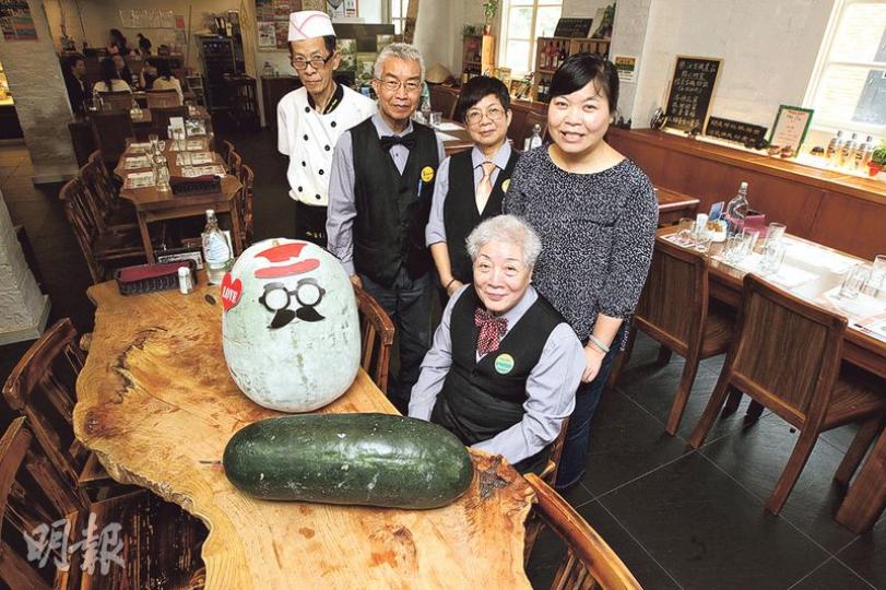 銀杏館行政總裁麥敏媚（後右一）指銀杏館除聘用長者，亦有聘用長者農夫於其有機農莊工作，所得收成如冬瓜會帶到銀杏館作食材。該店店長Jessica（前）、店員Patty（後右二）、店員Kenny（後左二）和廚師冬叔（後左一）更為有機大冬瓜裝扮一番，好鬼馬。（李紹昌攝）