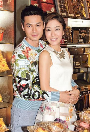 羅仲謙與楊怡昨日「夫妻檔」出席活動,謙謙從後攬抱太太甜到漏。(攝影﹕孫華中)適逢楊怡昨日37歲生日,謙謙當眾送吻,大曬恩愛。(攝影﹕孫華中)謙謙與楊怡合巹交「餅」。(攝影﹕孫華中) 羅仲謙與楊怡昨日「夫妻檔」出席活動,謙謙從後攬抱太太甜到漏。(攝影﹕孫華中)適逢楊怡昨日37歲生日,謙謙當眾送吻,大曬恩愛。(攝影﹕孫華中)謙謙與楊怡合巹交「餅」。(攝影﹕孫華中)