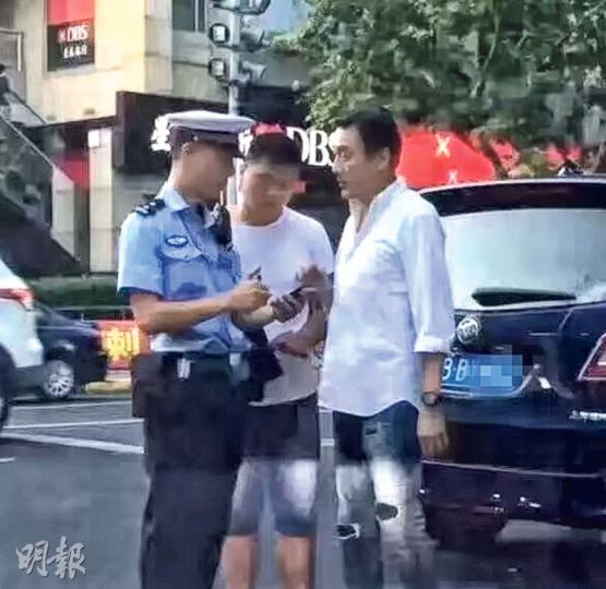 梁家輝(右)落車了解交通警向司機(中)開罰單。(微博圖片) 梁家輝(右)落車了解交通警向司機(中)開罰單。(微博圖片)