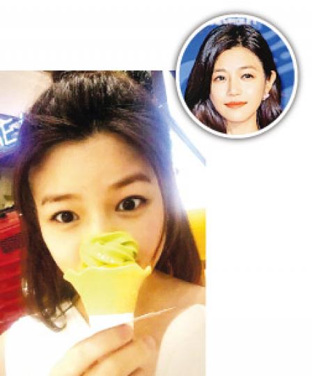 陳妍希把軟雪糕遮着自己的面,難道不想被人知道她吃生冷食物?(微博圖片)懷孕的林心如吃完巨型漢堡包大叫滿足,十分好胃口。(微博圖片) 陳妍希把軟雪糕遮着自己的面,難道不想被人知道她吃生冷食物?(微博圖片)懷孕的林心如吃完巨型漢堡包大叫滿足,十分好胃口。(微博圖片)