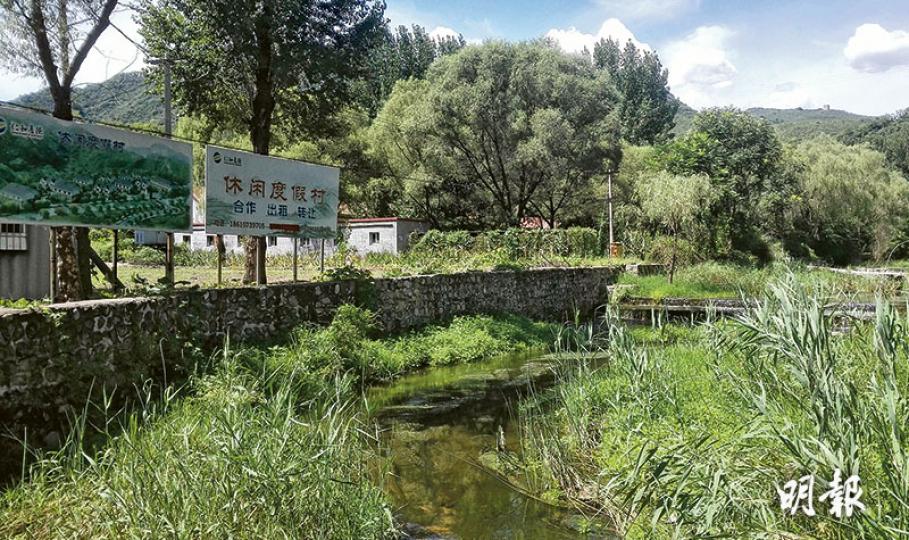 距離雁棲湖會展中心大約3公里處的一個度假村已經荒廢,周邊長滿雜草。(明報記者攝)雁棲湖國際會展中心仍保安嚴密,兩年前的APEC標誌仍未拆除。(明報記者攝)有廢棄的度假屋大門緊鎖,門口鐵閘都已生鏽。(明報記者攝) 距離雁棲湖會展中心大約3公里處的一個度假村已經荒廢,周邊長滿雜草。(明報記者攝)雁棲湖國際會展中心仍保安嚴密,兩年前的APEC標誌仍未拆除。(明報記者攝)有廢棄的度假屋大門緊鎖,門口鐵閘都已生鏽。(明報記者攝)