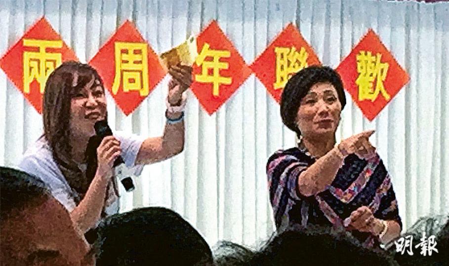 撐警大聯盟昨晚於尖東德興酒家舉辦兩周年聯歡，席間有抽獎環節，由聯盟召集人、新界東立法會候選人李偲嫣（左）主持，圖為李手持1000元鈔票。（明報記者攝）現場有得獎者贏得1000元現金獎，頒獎者把現鈔直接送出，圖為李偲嫣（左）與得獎者合照。（明報記者攝）撐警大聯盟昨晚於尖東德興酒家舉辦兩周年聯歡，李偲嫣（右二）在場與每枱參加者祝酒。（明報記者攝）撐警大聯盟自費晚宴除提供食物及酒精飲料，亦放有聯盟召集人、新界東候選人李偲嫣的競選單張（右下）供索取。（明報記者攝）