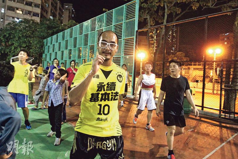 熱血公民黃洋達（中，黃衣）指，今屆立法會九龍東直選選情較上屆簡單、清晰，相信主要對手仍是建制派的謝偉俊，他又繼續舉辦「體育救港」活動拉票。（林俊源攝）人民力量譚得志（快必，右）希望取得上屆激進派在九龍東票源的一半（約3萬票），他日前擺街站拉票，有居民主動上前希望當義工。（劉焌陶攝）