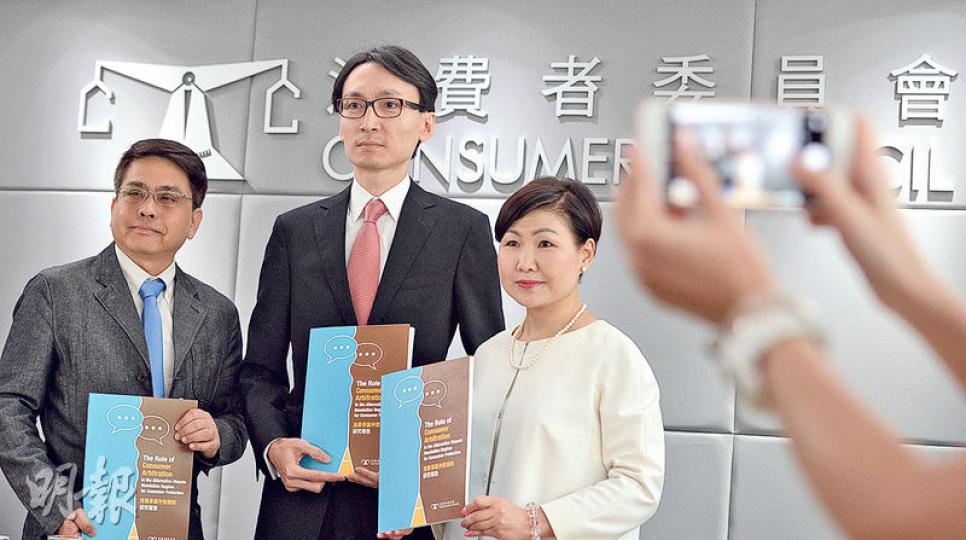 消委會建議引入調解及仲裁機制，處理消費爭議，預料比循小額錢債追討省時。圖為消委會總幹事黃鳳嫺（右起）、法律保障事務小組主席陳家殷及副總幹事徐振景。（劉焌陶攝）