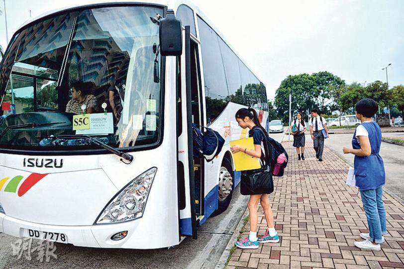 哈羅國際學校增設3個校巴轉乘點，其中一個在黃金海岸對出，可避免大量私家車駛入通往學校的「樽頸位」。（蘇智鑫攝）唯一通往哈羅國際學校的屯門青盈路，昨早繁忙時段有不少校巴與私家車來往，但於8時15分已漸散去。（蘇智鑫攝）