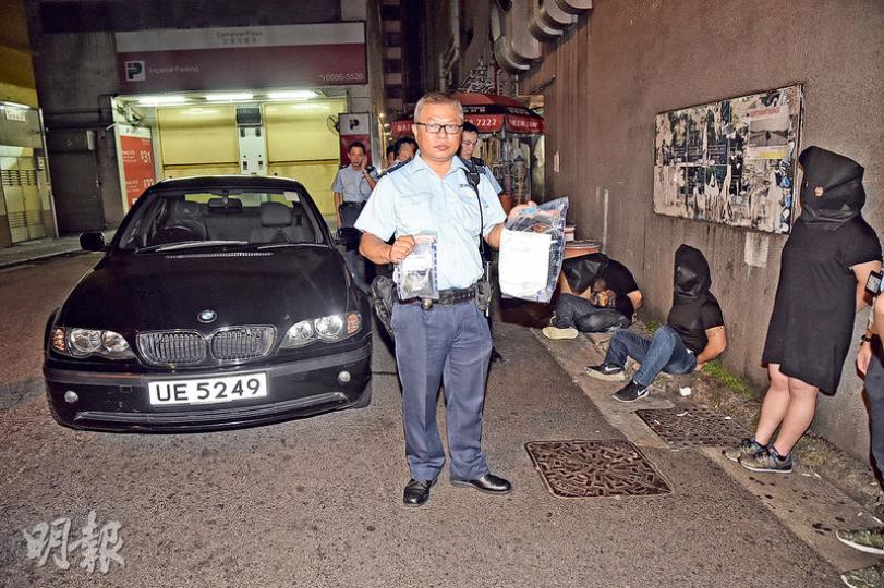 醒目警員昨凌晨在尖沙嘴破獲毒品案，檢獲46克懷疑可卡因，拘捕3男女毒販帶署扣查。（蔡方山攝）