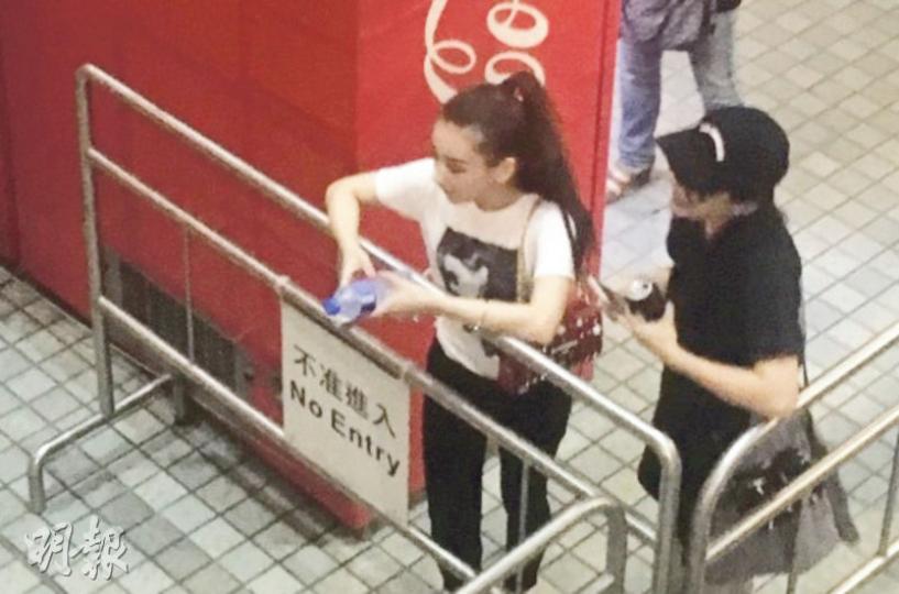 方媛(左)日前被網民拍到在紅磡火車站大堂內呆企,等候工作人員送上城城演唱會門票,旁為好友陳靜(右)。(微博圖片)方媛之前上載微博的照片,所穿T恤與名牌手袋與當日呆企等取飛時相同。(微博圖片) 方媛(左)日前被網民拍到在紅磡火車站大堂內呆企,等候工作人員送上城城演唱會門票,旁為好友陳靜(右)。(微博圖片)方媛之前上載微博的照片,所穿T恤與名牌手袋與當日呆企等取飛時相同。(微博圖片)