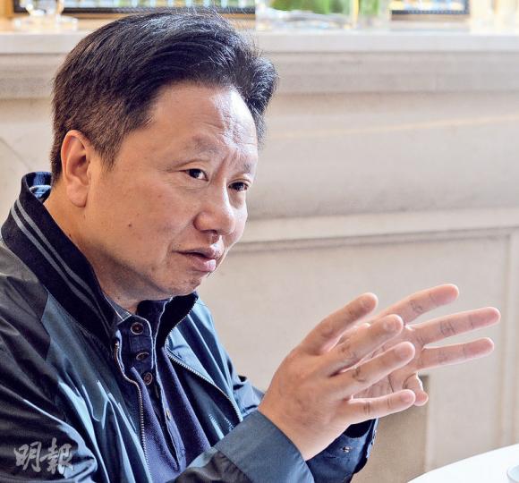 太子珠寶鐘錶主席鄧鉅明接受專訪時表示，整體經濟未見明顯轉勢，珠寶鐘表業長遠「仍未睇通」，計劃2年內削減逾三成分店。（劉焌陶攝）