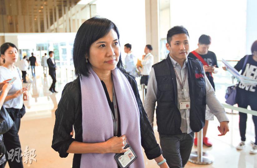 地產代理監管局執行總監方安妮（圖）及地監局人員，昨日到港人港樓中海外啟德1號（I），巡視新推出的執業通告執行情况。（郭慶輝攝）
