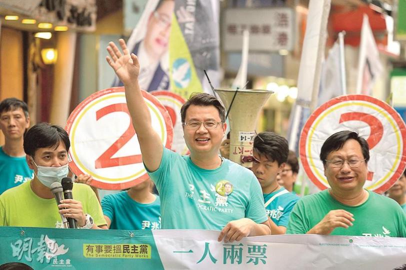 初次排名單首位參選立會的民主黨尹兆堅（前排中），昨在新界西舉行造勢巡遊拉票。尹兆堅近日的民調支持率回升，但他強調自己難言穩勝。（鄧宗弘攝）競逐連任新界西的新民黨田北辰（白衣），昨到北葵涌街市外拉票。田北辰去屆選舉得票排第六位當選，但今年選前的民調支持率，一直位居首三位。（鄧宗弘攝）