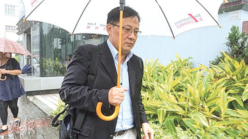 啟德泊遊城有限公司及其主席梅國基（圖）昨否認共104項沒有在到期日內支付工資的傳票罪，其中12張傳票因控方未能聯絡到事主，昨獲不提證供起訴。（鄧力行攝）曾於啟德郵輪碼頭商場任職咖啡師的冼雯婷，昨以控方證人身分出庭，她供稱曾簽署協議，同意有關遲出糧安排，並按協議獲發額外薪金，她感激公司所作的努力，無意指控公司。（鄧力行攝）