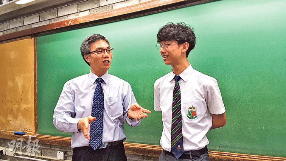 柴灣天主教張振興伉儷書院中五生梁皓潮（右），昨開學日回校途中遇交通意外受傷，送院敷治後仍堅持上學，完成學生會宣傳演講，校長李兆華（左）事後亦大讚他盡責。（鍾炳然攝）